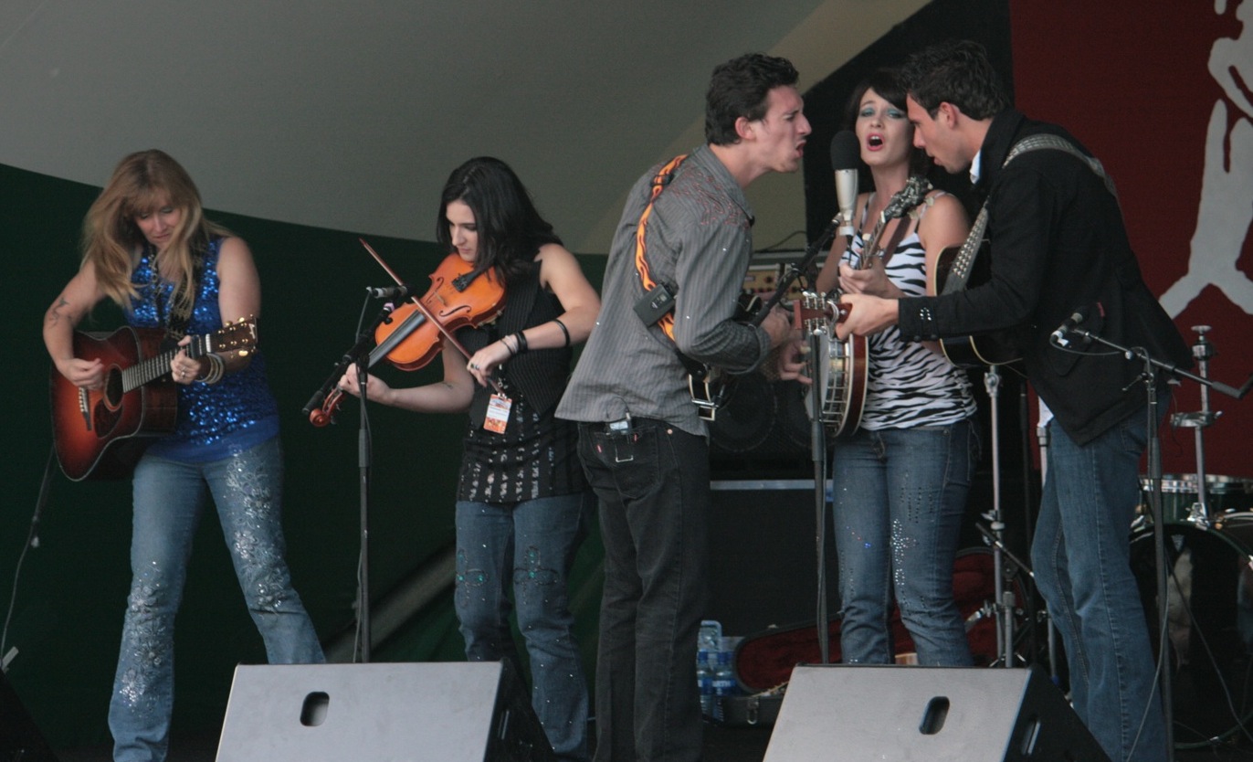 The Traditional Bluegrass Microphone Technique Part 2 « The Cave Music